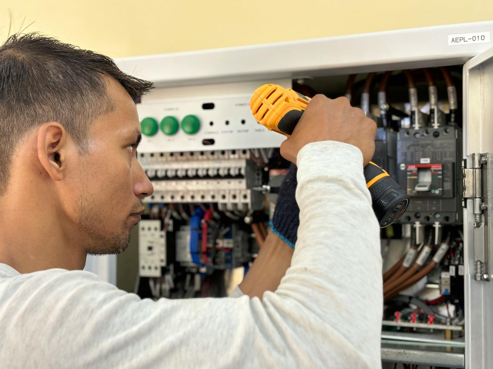 Électricien Enjalbert Electricité au travail à Cagnes-sur-Mer