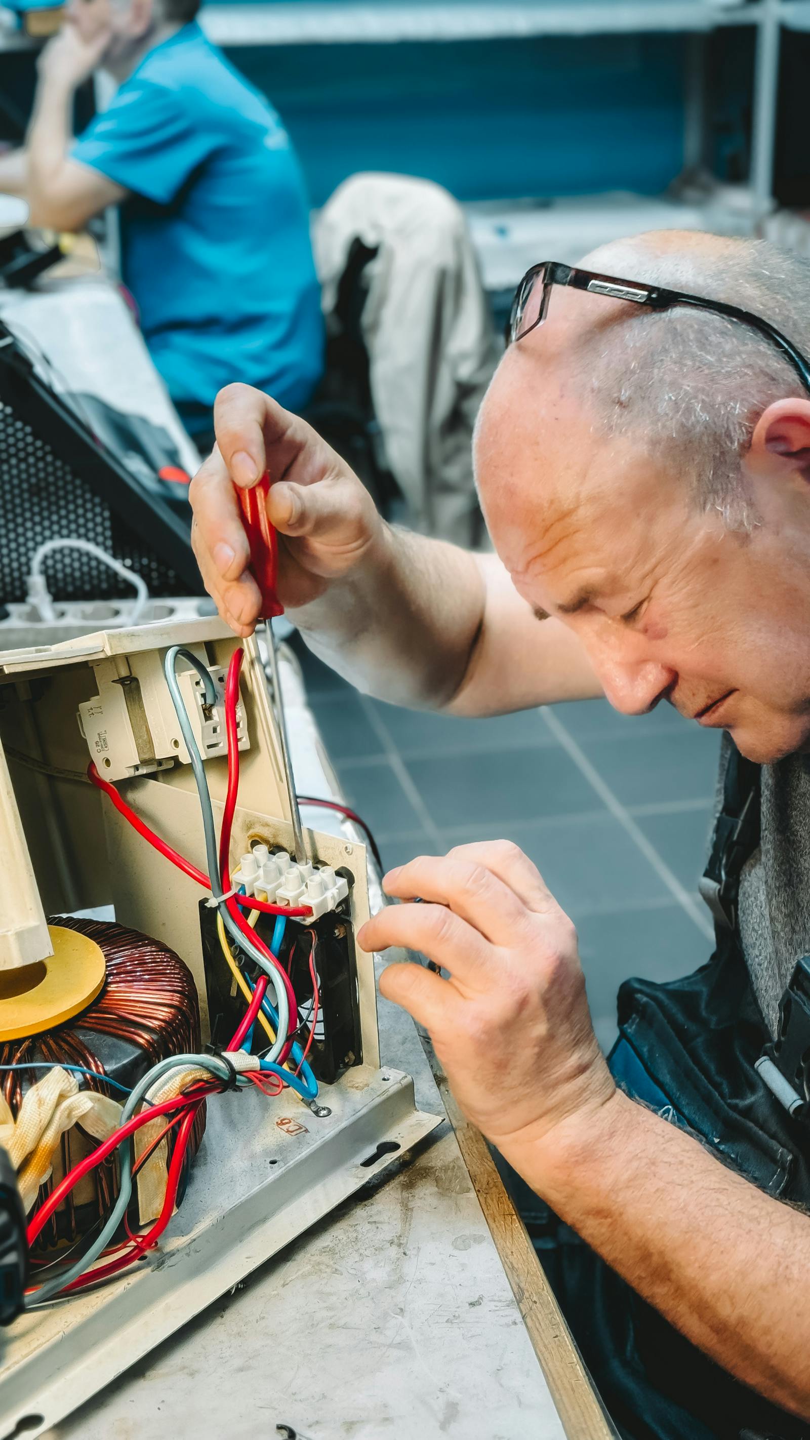 Électricien Enjalbert Electricité travaillant sur installation à Cagnes-sur-Mer
